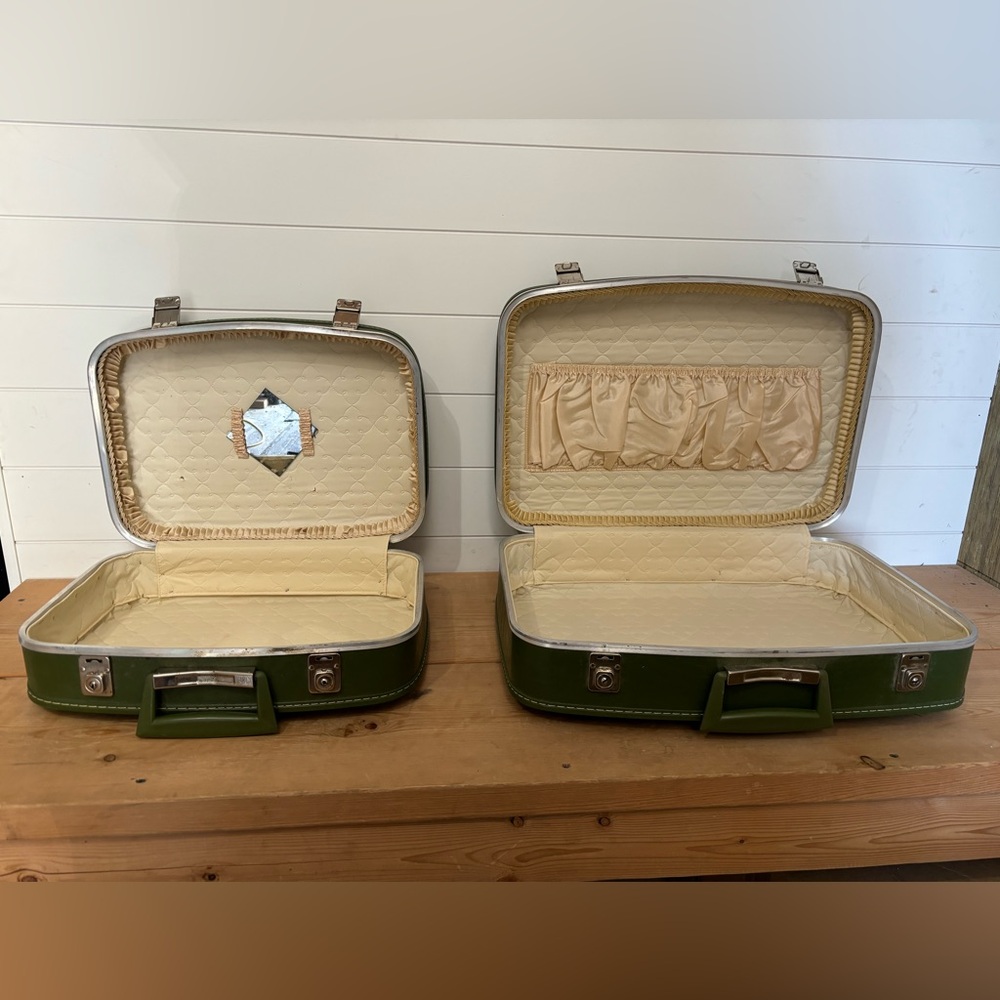 Vintage Green Suitcase (Handheld) - Picture 4 of 6